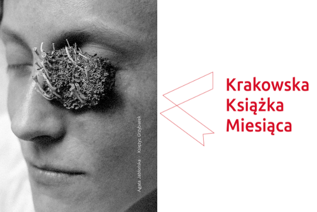 Okładka książki, na której widać twarz kobiet z mchem i grzybami na oku. Napis: Agata Jabłońska | Księżyc Grzybiarek. Po prawej logotyp Krakowska Książka Miesiąca