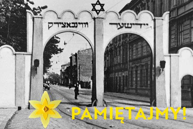 Czarno-białe zdjęcie, na który widać bramę wjazdową do getta, po prawej stronie fragment kamienicy.  Na dole grafiki napis PAMIĘTAJMY! - po jego lewej stronie żółty, papierowy żonkil